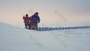 三个<strong>徒步</strong>旅行者带着<strong>徒步</strong>旅行杆，一个背包和雪鞋。 <strong>徒步</strong>旅行者小组冬季旅行愉快